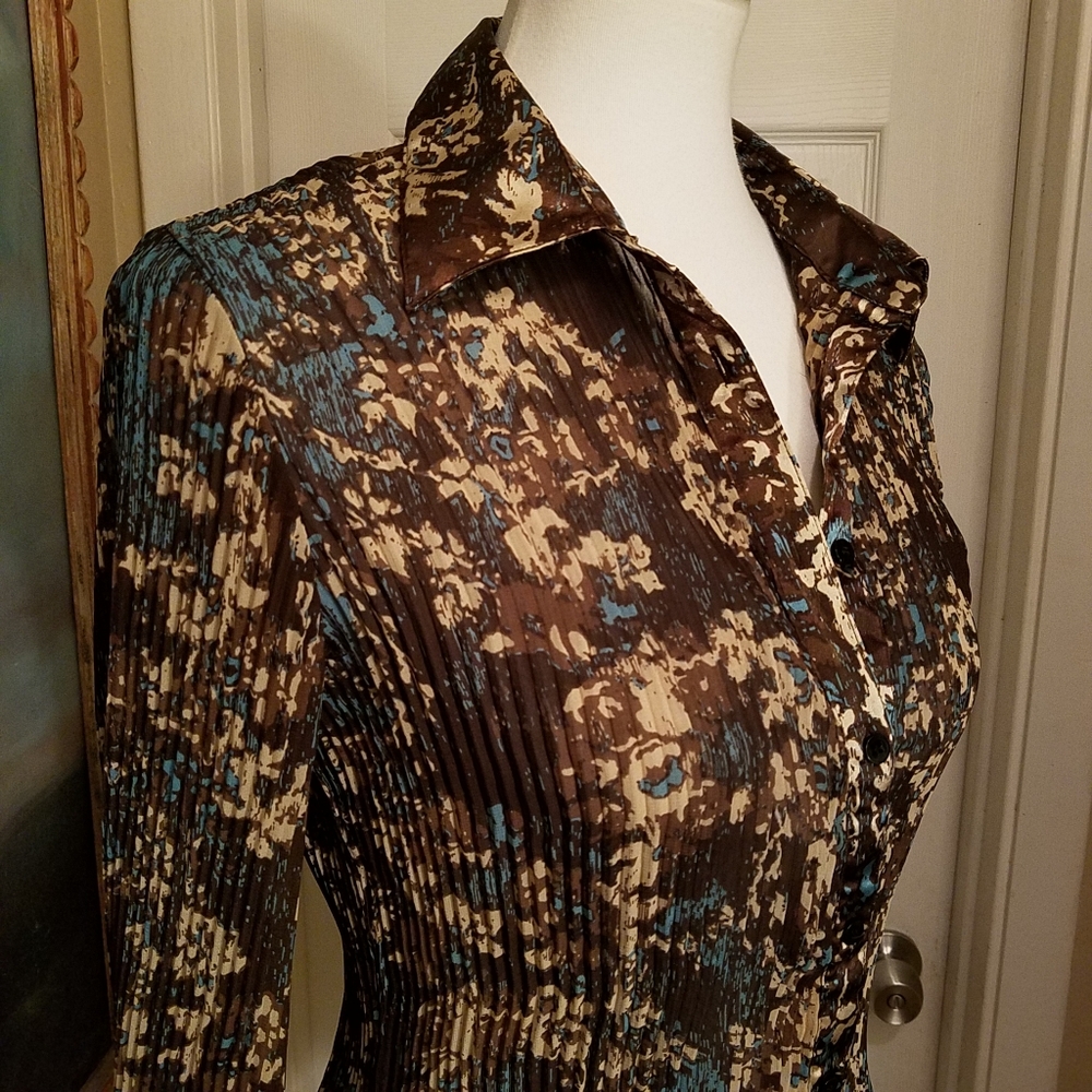 Fitted trumpet sleeve button down blouse sz S